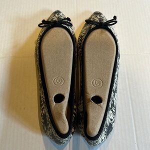 Tahari Blossom flat pointy shoe with bow in black and floral off white flowers